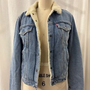 Size Small | Levi women’s sherpa lined denim jacket